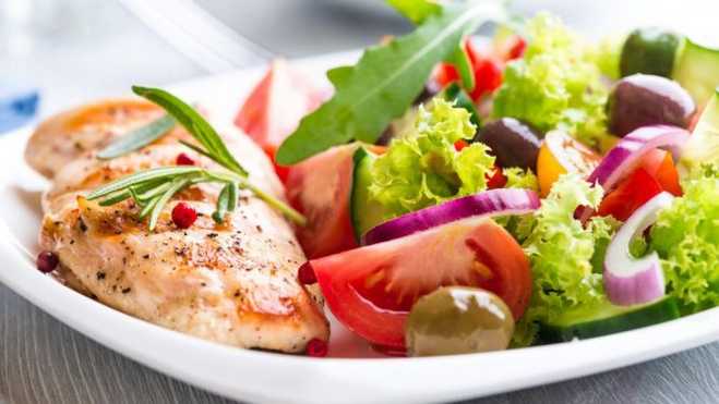 蛋白质饮食中的蔬菜和鱼沙拉