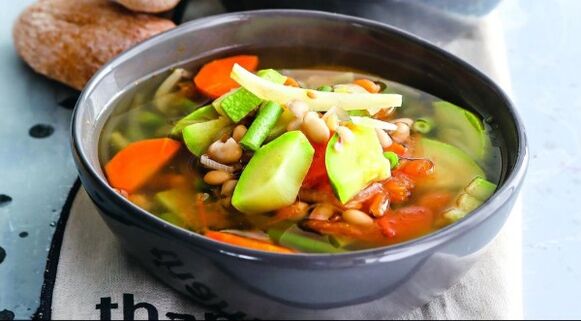 蔬菜汤 - Maggi 饮食菜单中简单的第一道菜